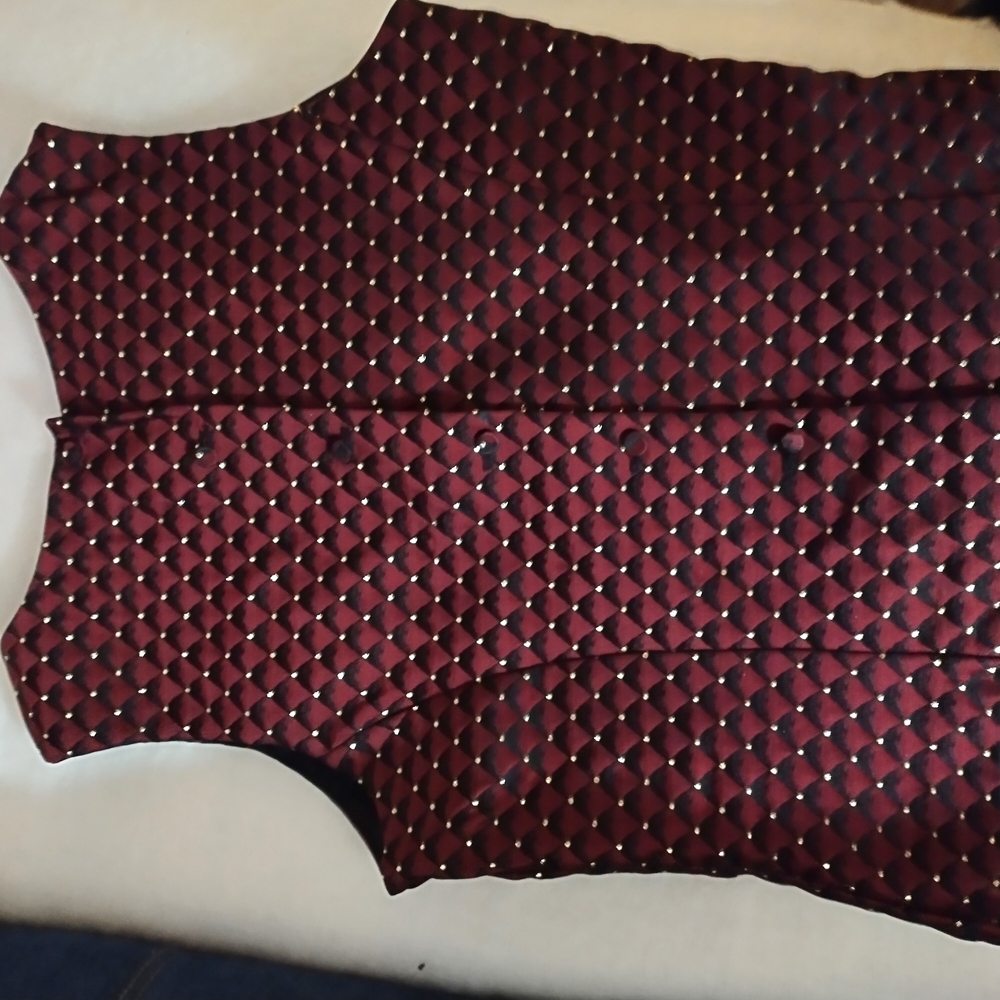 Chic Quilted Vest in Burgundy and Black